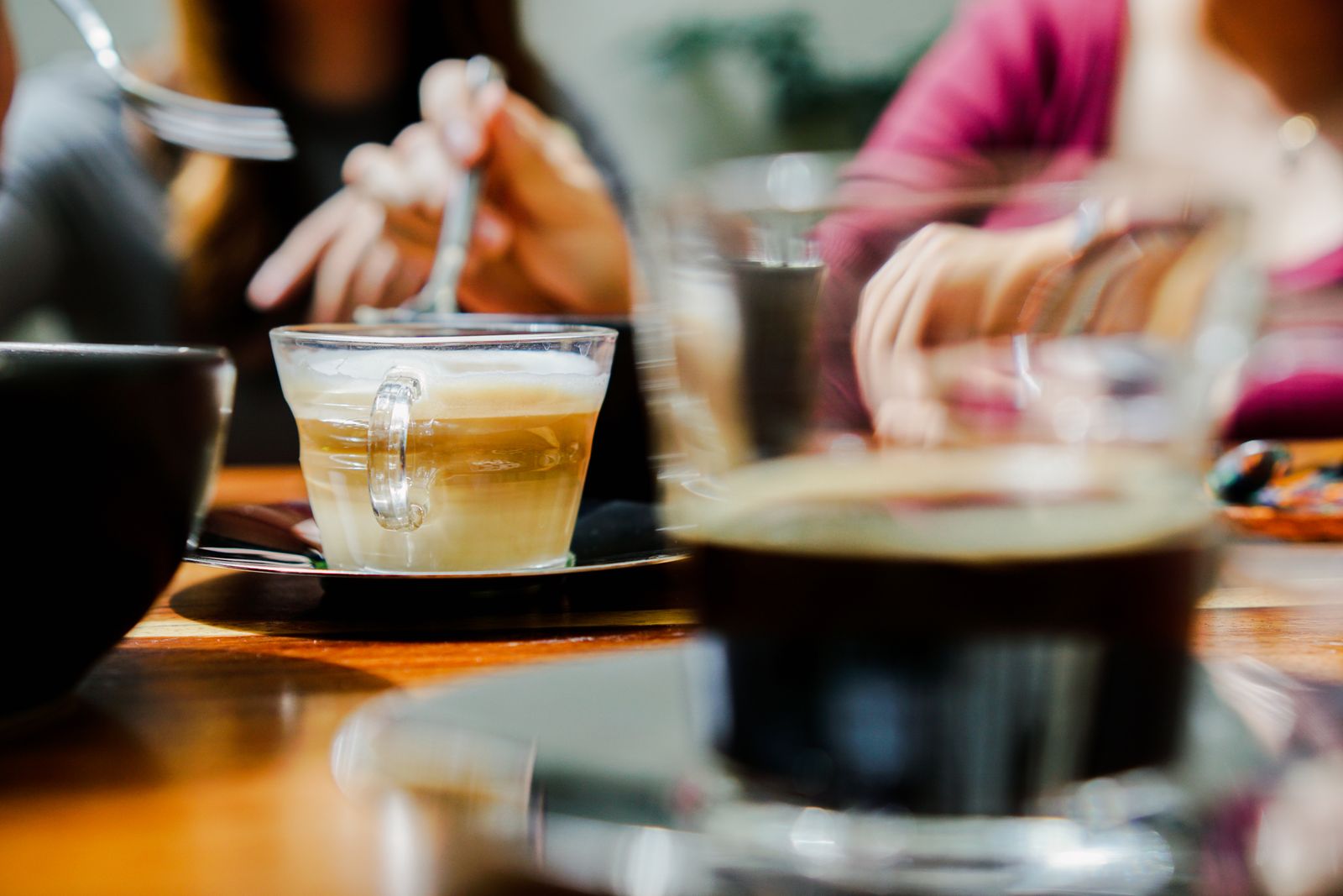 Personas compartiendo café alrededor de una mesa